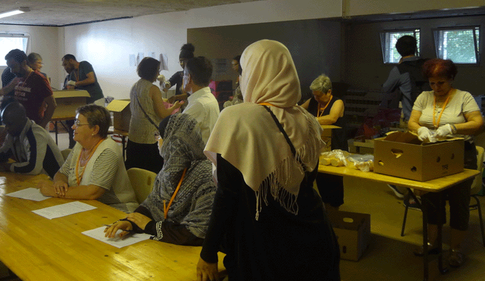 Les bénévoles, musulmans et catholiques, de l’antenne Août Secours Alimentaire (ASA) de Créteil, échangent avec chaque personne accueillie avant de donner les colis-repas adaptés. La distribution a lieu le mois d’août.