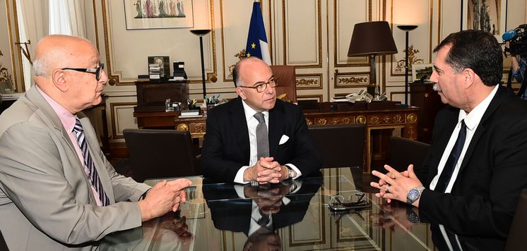 Bernard Cazeneuve, entouré d’Anouar Kbibech (à dr.) et d’Abdallah Zekri reçus lundi 1er août  au ministère de l’Intérieur après l’attentat de Saint-Etienne-du-Rouvray. © Place Beauvau