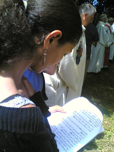 Hind, une jeune femme musulmane et marocaine, en pleine lecture de la sourate 18 lors de la descente à la fontaine pour le pélerinage 2005