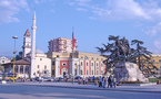 Albanie: les musulmanes pourront garder le foulard sur les photos d'identité