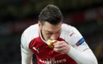 Quand Mesut Ozil embrasse du pain qu'il lui est jeté en plein match (vidéo)