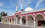 Des tags dont une croix gammée sur la mosquée d'Agen, Gérald Darmanin condamne