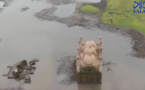 Inde : noyée sous les eaux, une ancienne mosquée refait surface (vidéo)