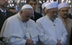 Le pape François en prière dans la Mosquée bleue d’Istanbul