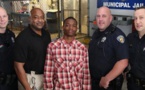 Etats-Unis : un ado menotté sauve la vie d’un policier, la ville reconnaissante 