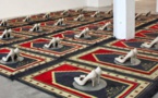 Escarpins sur tapis de prière : une installation artistique retirée