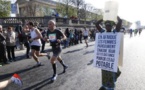 Accès à l'eau : bidon sur la tête, elle fait sensation au marathon de Paris