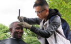 Un coiffeur aux petits soins des SDF de Paris (vidéo)