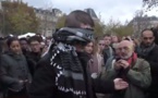 A Paris, un musulman ouvre ses bras contre l’islamophobie (vidéo)