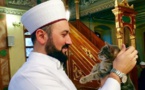 Avec des chats dans la mosquée, un imam fait le buzz en Turquie (vidéo)