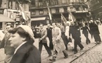 L’imam Bel Hadj El Maafi, ici en djellaba blanche, défile dans les rues de Lyon le 3 septembre 1944 avec Frère Benoît, autre figure de la Résistance lyonnaise. Photo d’archive de Philippe Pernot