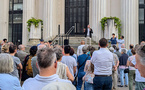 Quelque 300 personnes ont participé, lundi 9 juin 2025, à une marche interreligieuse à Villeurbanne, en solidarité avec la mosquée Errahma, victime d’une intrusion au cours de laquelle un exemplaire du Coran a été brûlé. © Mairie de Villeurbanne