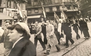 L’imam Bel Hadj El Maafi, ici en djellaba blanche, défile dans les rues de Lyon le 3 septembre 1944 avec Frère Benoît, autre figure de la Résistance lyonnaise. Photo d’archive de Philippe Pernot