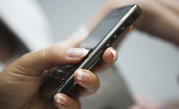 Téléphone portable : halte à la nomophobie ! Et si vous le lâchiez une journée ?