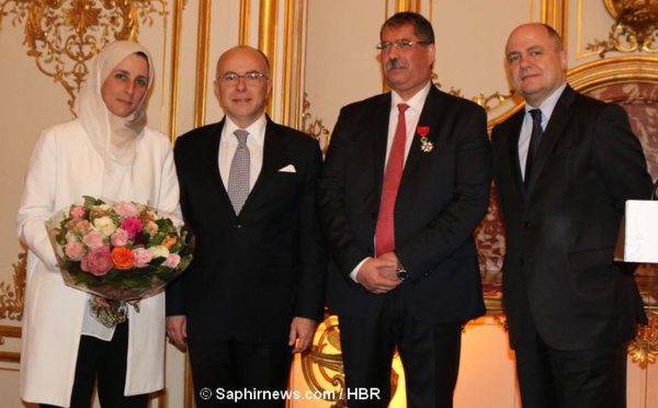 Bernard Cazeneuve remet la légion d'honneur à Anouar Kbibech (vidéo)