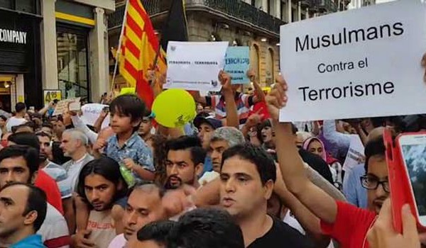 A Barcelone, les musulmans manifestent par milliers contre le terrorisme