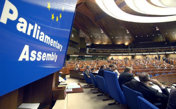 Le Conseil de l'Europe contre l'interdiction totale du voile intégral et contre le vote suisse sur les minarets 