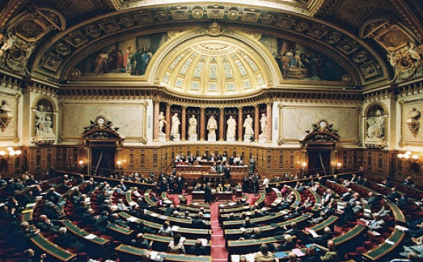 Le Sénat vote l'interdiction du voile intégral
