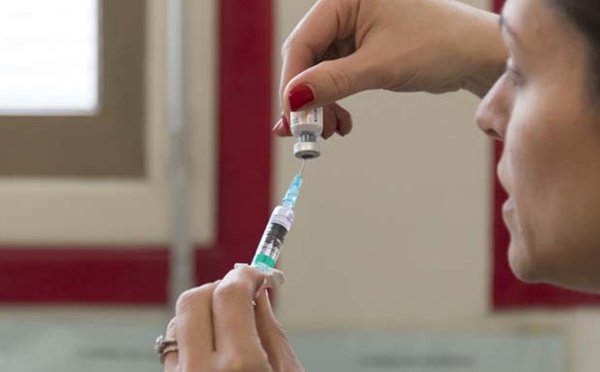 Vaccin contre la Covid-19 : face à l'offensive des antivax, le gouvernement mis au défi de la transparence