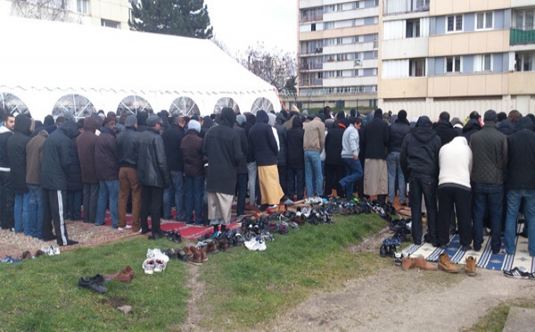 La mosquée d’Epinay-sur-Seine, encore fermée, sous tente