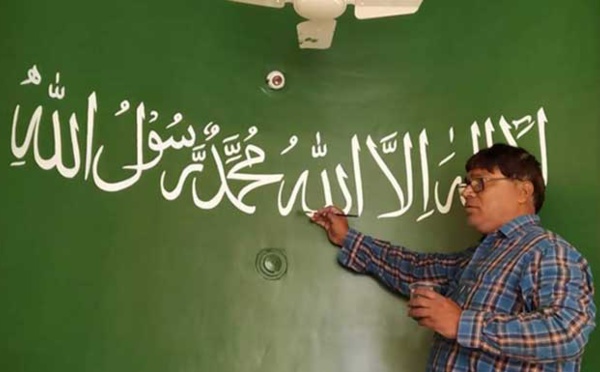 En Inde, plus de 200 mosquées décorées avec des versets du Coran par un calligraphe hindou