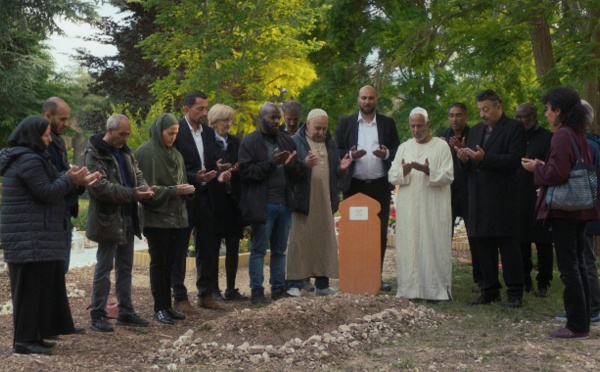 Six pieds sur terre : trouver un sens à la vie au contact des morts