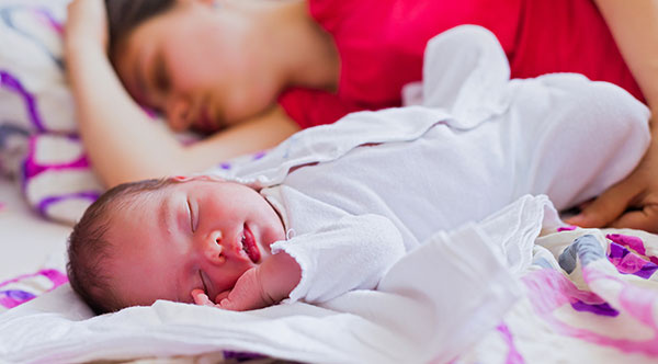 Abir : « Mon mari me pousse à dormir sur le canapé avec bébé »