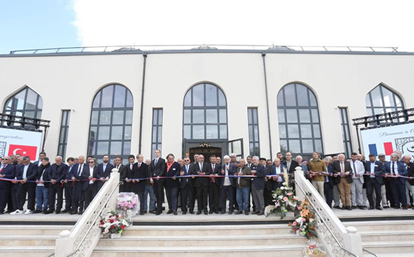La mosquée Eyüp Sultan de Roubaix a été inaugurée en grande pompe dimanche 4 mai. Ici en présence de responsables de la mosquée, Ibrahim Alci en premier (au centre), et d’élus locaux. © DR