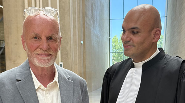 Le politologue François Burgat (à gauche), ici aux côtés d'un de ses avocats, Me Rafik Chekkat, a été relaxé des faits « apologie du terrorisme » mercredi 28 mai 2025 par le tribunal correctionnel d'Aix-en-Provence. © Lignes de Crêtes/X