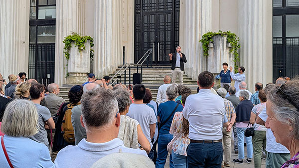Quelque 300 personnes ont participé, lundi 9 juin 2025, à une marche interreligieuse à Villeurbanne, en solidarité avec la mosquée Errahma, victime d’une intrusion au cours de laquelle un exemplaire du Coran a été brûlé. © Mairie de Villeurbanne