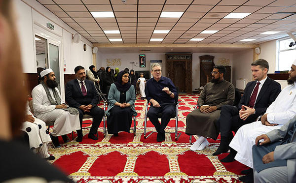 Le Premier ministre britannique, Keir Starmer, à la rencontre, jeudi 23 octobre 2025, des musulmans à la mosquée de Peacehaven, gravement endommagée par un incendie criminel perpétrée début octobre. © Keir Starmer/X