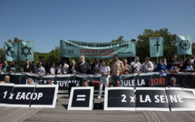 Jeudi 25 mai, environ 80 croyant·es de différentes traditions religieuses ont bloqué la passerelle Léopold-Sédar-Senghor à Paris pour demander l'abandon immédiat des projets pétroliers de TotalEnergies en Afrique de l'Est. © Clément Tissot/GreenFaith