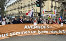 Une manifestation de soutien au lycée musulman Averroès a été organisée, mardi 2 avril à Paris, près de l'Assemblée nationale en présence des députés Roger Vicot (PS) et Adrien Quatennens (LFI). © Twitter