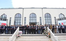La mosquée Eyüp Sultan de Roubaix a été inaugurée en grande pompe dimanche 4 mai. Ici en présence de responsables de la mosquée, Ibrahim Alci en premier (au centre), et d’élus locaux. © DR