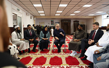 Le Premier ministre britannique, Keir Starmer, à la rencontre, jeudi 23 octobre 2025, des musulmans à la mosquée de Peacehaven, gravement endommagée par un incendie criminel perpétrée début octobre. © Keir Starmer/X