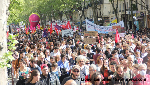 Une foule compacte avance à la manif parisienne contre l'extrême droite.