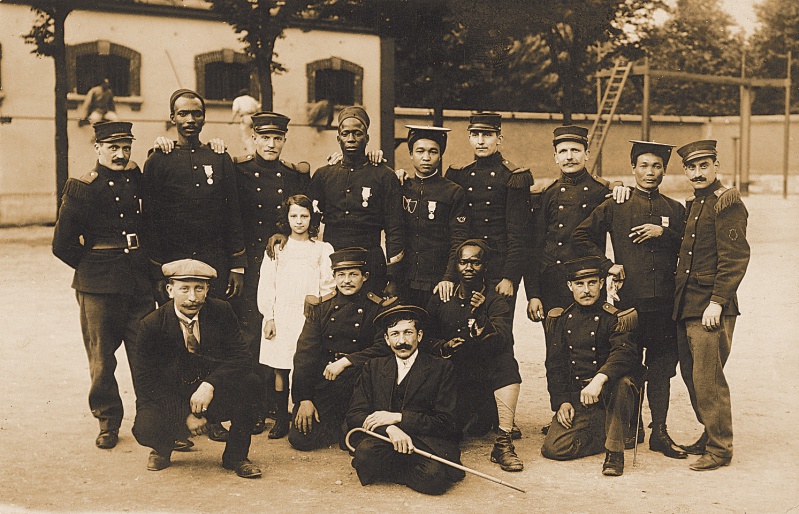 Tirailleurs indochinois, tirailleurs sénégalais et soldats de l'infanterie coloniale, caserne de Lourcines, photographie anonyme, 1913 Tirailleurs indochinois, tirailleurs sénégalais et soldats de l'infanterie coloniale, caserne de Lourcines, photographie anonyme, 1913