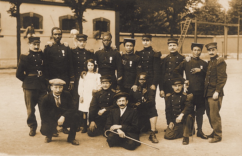 Tirailleurs indochinois, tirailleurs sénégalais et soldats de l'infanterie coloniale, caserne de Lourcines, photographie anonyme, 1913