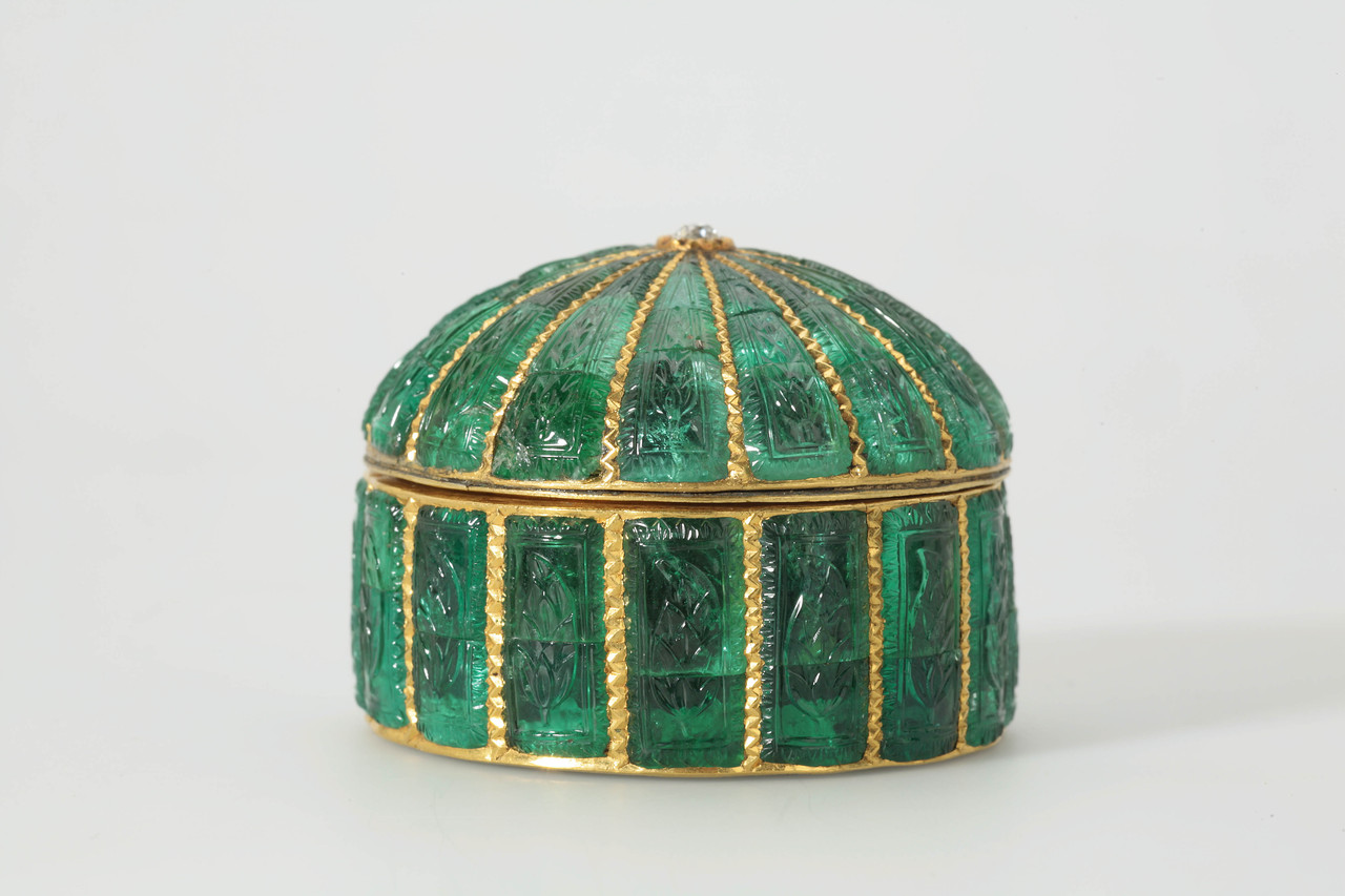 Boîte en or incrustée d'émeraudes, Inde, vers 1635 Boîte en or incrustée d'émeraudes, Inde, vers 1635