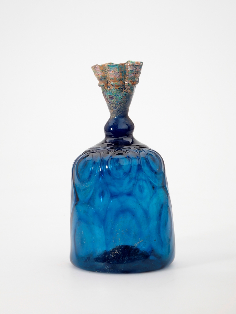 Flasque campaniforme, Iran ou Égypte, Xe–XIe siècle. Flasque campaniforme, Iran ou Égypte, Xe–XIe siècle.