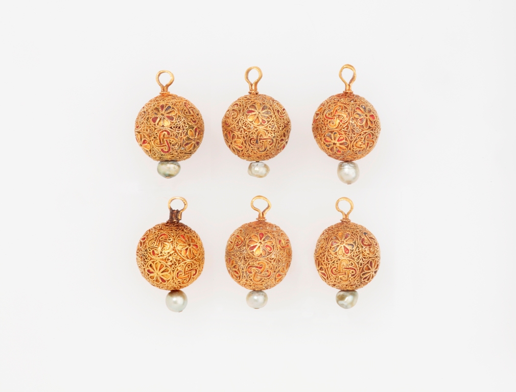 Série de six boutons en filigrane d'or et perle, Syrie ou Espagne, XIIIe -XI siècle